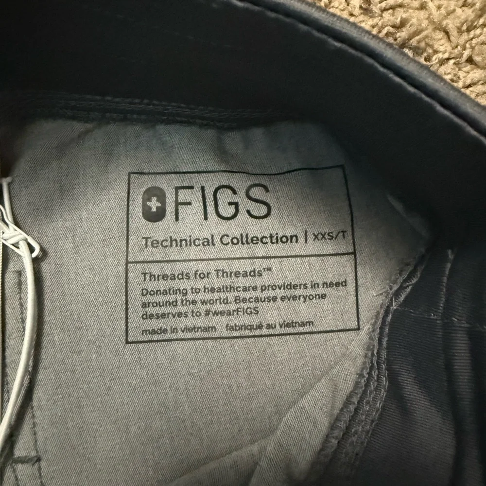 Figs Men’s Gray Jogger Scrub Pants with Teal Drawstring